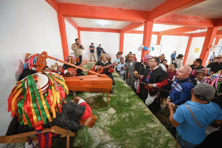 Entre obsequios y muestras de afecto, Eduardo Ramírez agradece el respaldo del pueblo de Larráinzar
