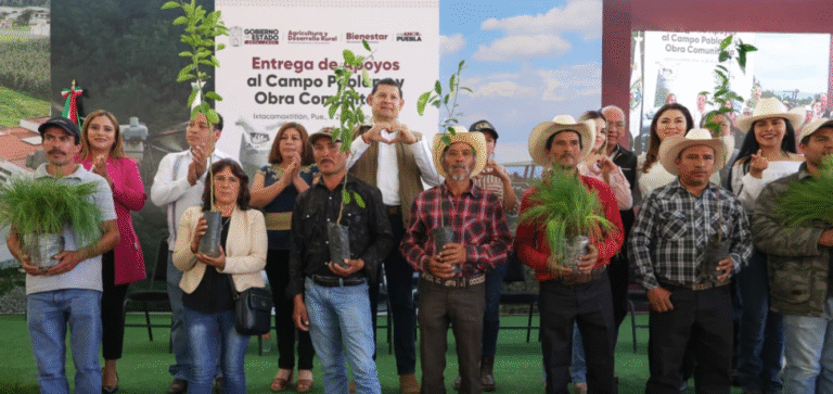 Armenta fortalece al campo de Ixtacamaxtitlán con maquinaria, fertilizantes y apoyos para el desarrollo regional