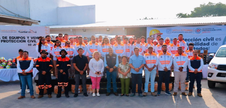 Entrega Ángel Torres equipos, ambulancias y camionetas, a Protección Civil de Tuxtla