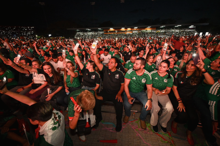 Afición chiapaneca y Eduardo Ramírez viven con intensidad el partido de México en los octavos de final