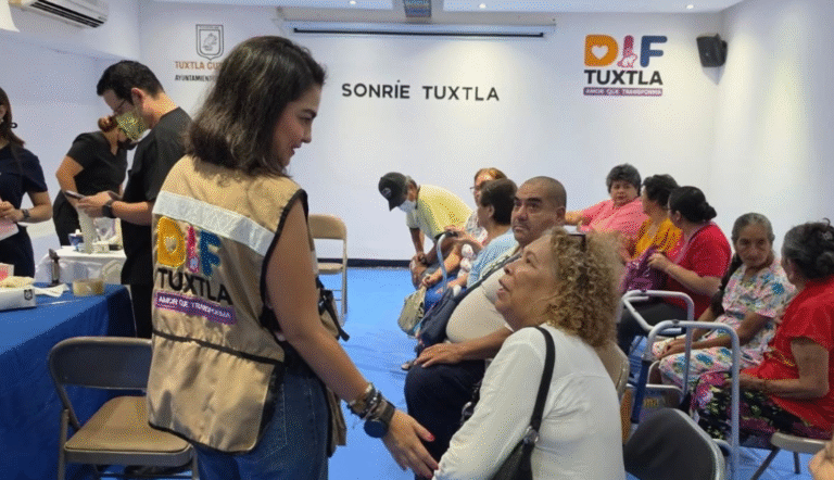 Sonríe Tuxtla mejora la calidad de vida de personas adultas mayores con entrega de prótesis dentales