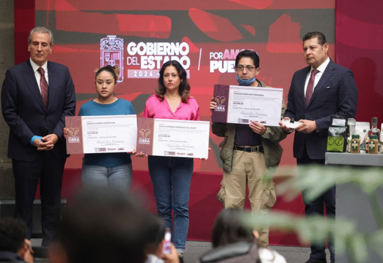 Gobierno de Puebla entrega apoyos a 36 afectados por lluvias y destina más de 2.8 millones de pesos