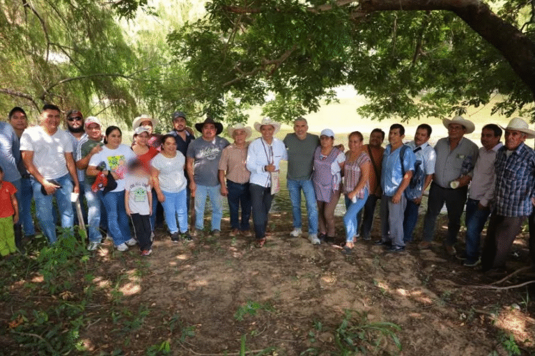 Ángel Torres refrenda compromiso con las familias del ejido El Jobo