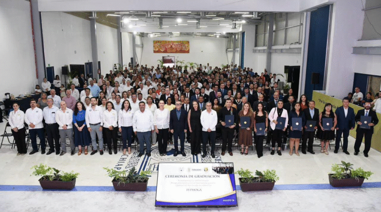 Entrega UNACH documentos del programa TUPHOGA a 129 egresados de posgrado