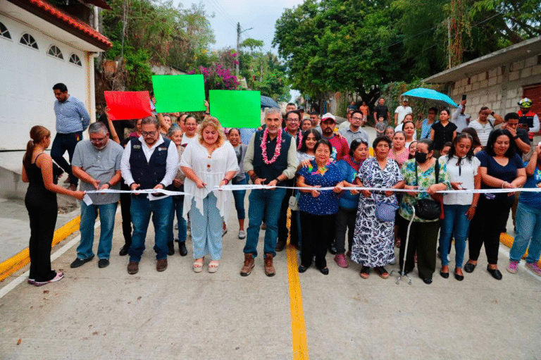 Ángel Torres inaugura nueva vialidad pavimentada en la colonia Vista Hermosa Popular