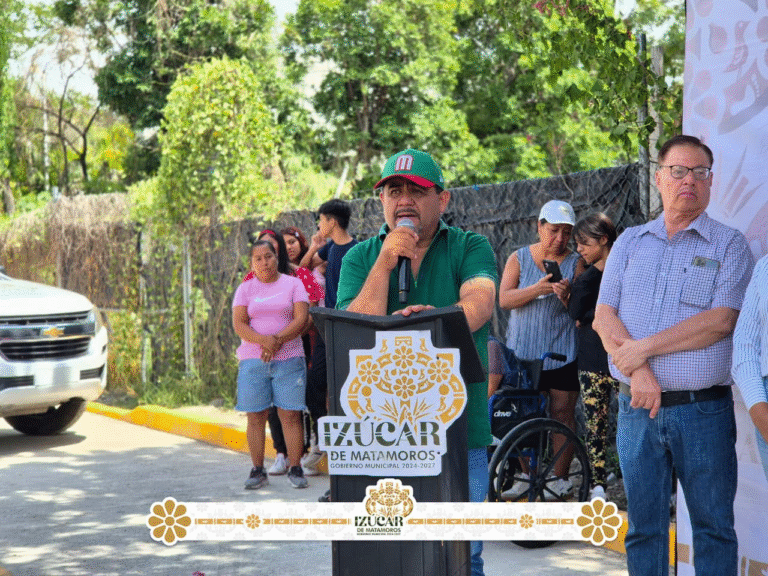Izúcar entrega pavimentación y vehículo para fortalecer atención en Santa Cruz Coatla
