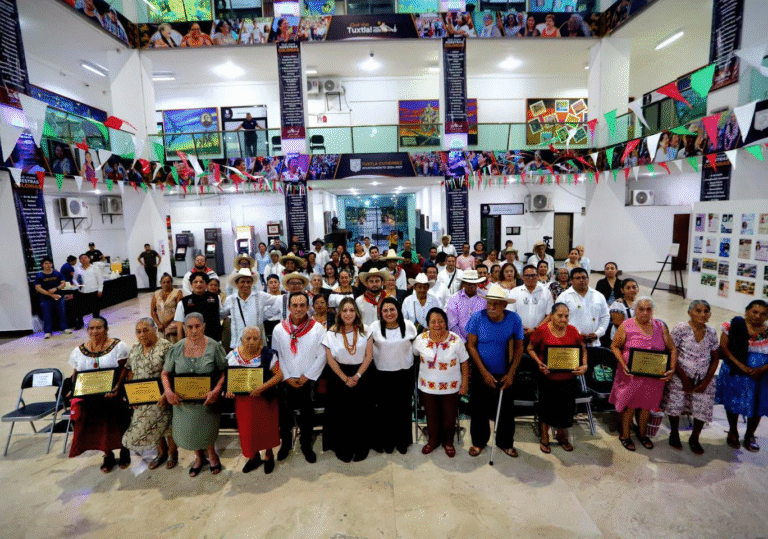 Tuxtla reconoce a guardianes de la cultura zoque con la entrega de la distinción “Püt’Kú”