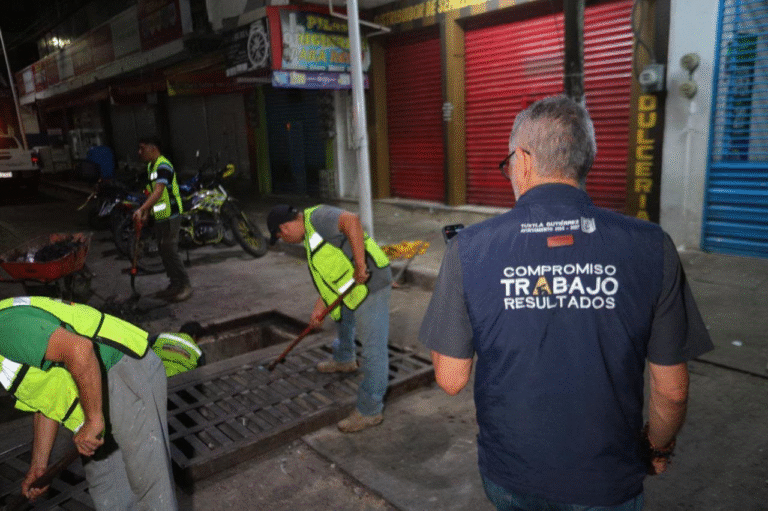 Brigadas nocturnas refuerzan desazolve de alcantarillas en Tuxtla Gutiérrez