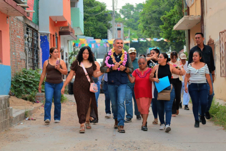 Ángel Torres mantiene diálogo con habitantes de San Juan Sabinito para atender necesidades de la colonia