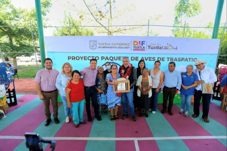 Pollotón lleva paquetes de aves de traspatio a familias de San José Terán