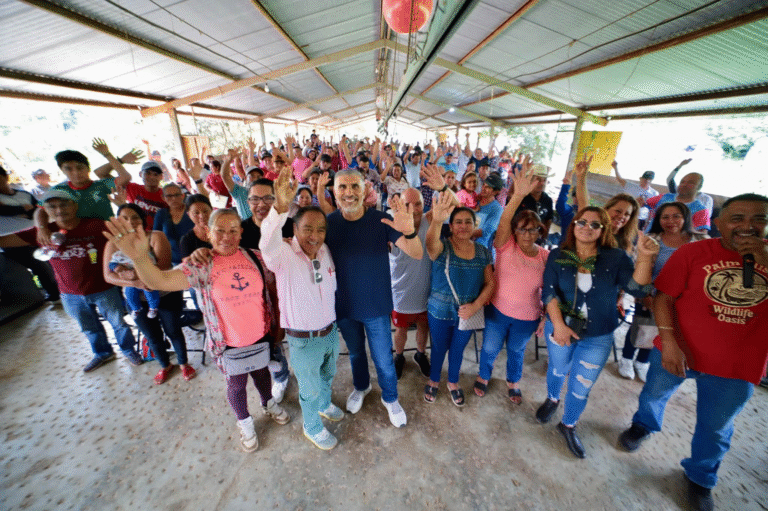 Ángel Torres recorre Villa San José y escucha necesidades de las familias