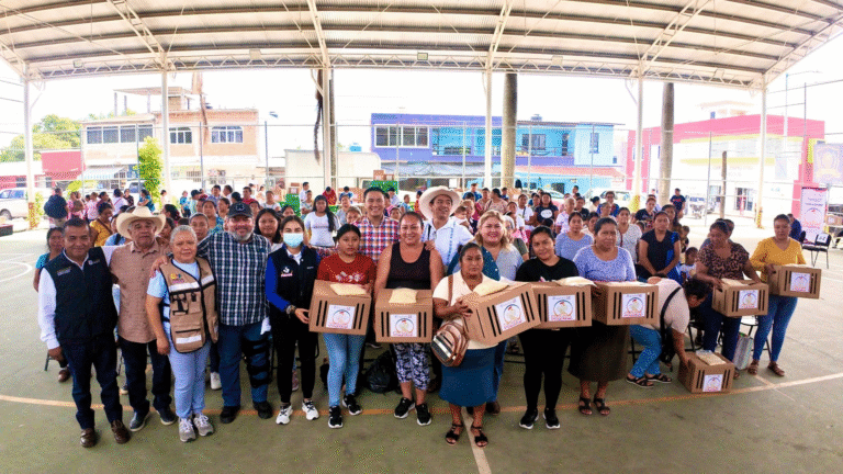 Impulsa Tuxtla apoyo a familias de El Jobo con entrega de aves de traspatio